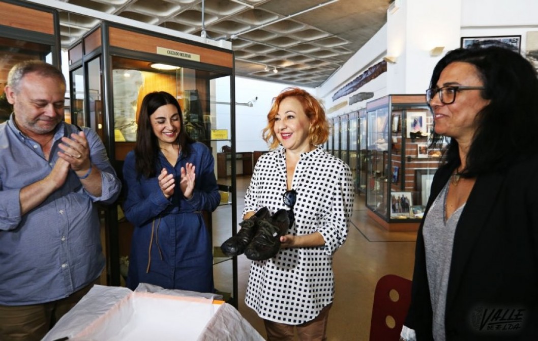 La actriz Carmen Machi dona un par de zapatos al Museo del Calzado de Elda La actriz Carmen Machi dona un par de zapatos al Museo del Calzado de Elda