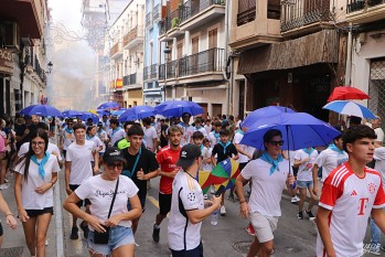 Elda corre la traca y realiza la tradicional suelta de globo en honor a la Virgen de la Salud