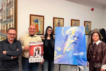 La artista eldense Olimpia Juan P&eacute;rez pinta el cuadro de San Ant&oacute;n