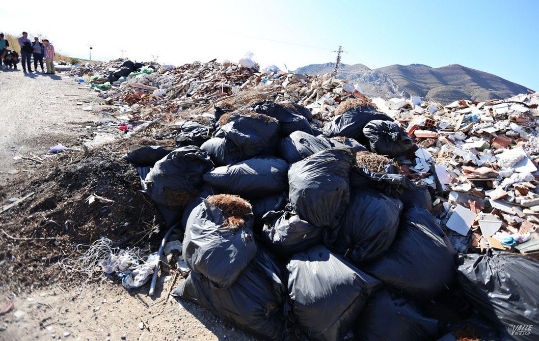 Medio Ambiente recoge 160 metros cúbicos de escombros en el vertedero de La Melva Medio Ambiente recoge 160 metros cúbicos de escombros en el vertedero de La Melva