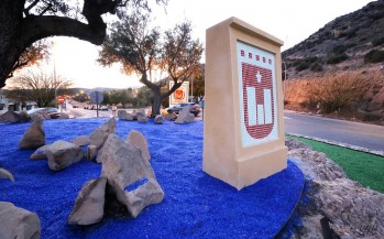 Elda estrena una rotonda con vidrio reciclado 