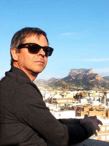 El eldense Ram&oacute;n Candelas junior presenta hoy 'A la altura de Dios': "Mi novela es una ficci&oacute;n hist&oacute;rica sobre la construcci&oacute;n de la Torre Eiffel"