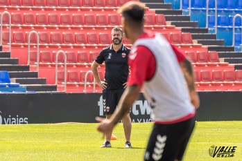Fernando Est&eacute;vez: "Ma&ntilde;ana saldremos a buscar las debilidades del rival, pero sobre todo con car&aacute;cter y personalidad"