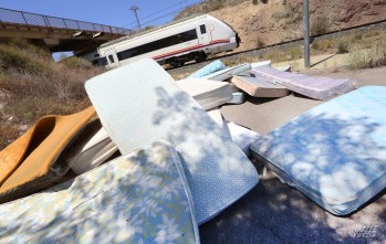 Aparecen m&aacute;s de 120 colchones abandonados en las calles de Elda en un solo d&iacute;a