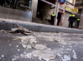 El viento provoca el desprendimiento de una cornisa en la calle Padre Manj&oacute;n