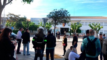 Desalojan el colegio Rambla dels Molins de Petrer por una falsa amenaza de bomba