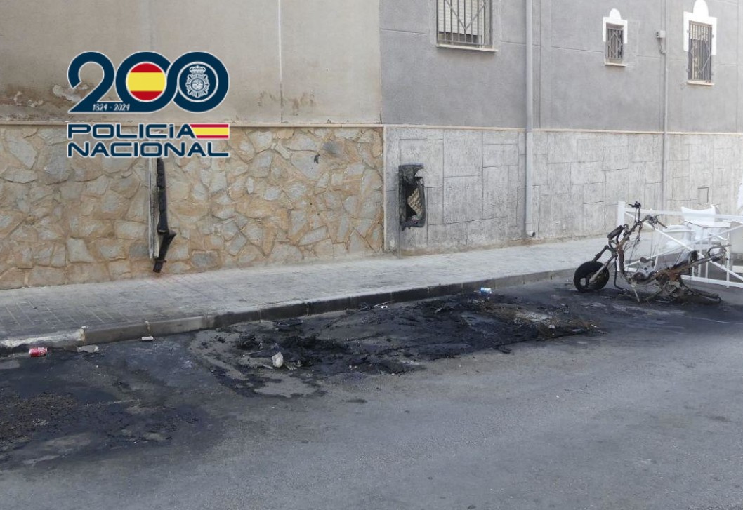 Detenida por quemar la moto de su exnovio por no volver con ella y acaba afectando a varios vehículos y a un inmueble en La Torreta Detenida por quemar la moto de su exnovio por no volver con ella y acaba afectando a varios vehículos y a un inmueble en La Torreta