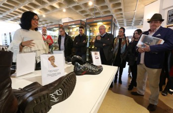 Karlos Argui&ntilde;ano, El Consorcio y otras personalidades vascas donan zapatos al Museo del Calzado