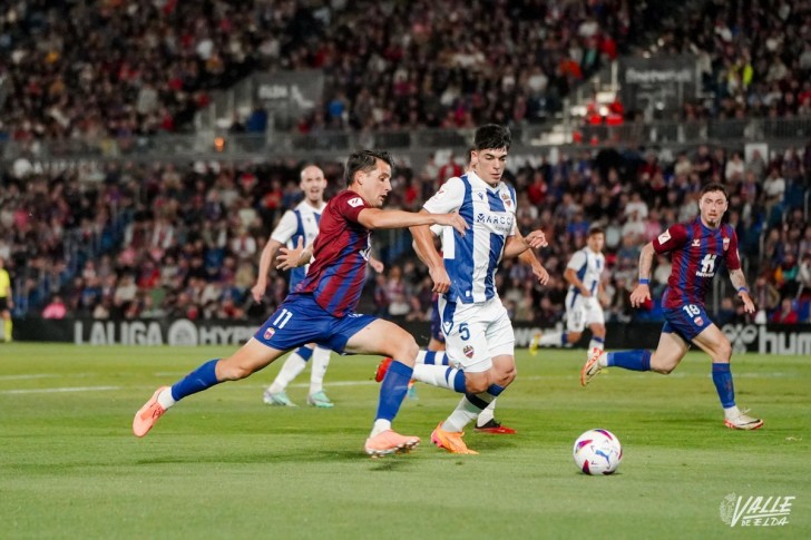 El Eldense consigue un valioso punto ante el Levante (0-0)