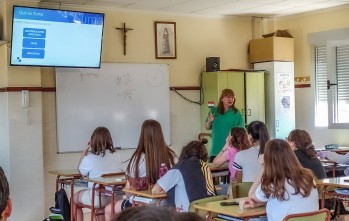 Alumnos de las Carmelitas reciben la primera charla que ofrece SUMA en la provincia para divulgar su labor