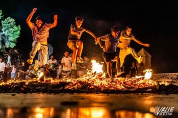 Petrer deja atr&aacute;s lo malo saltando la "Foguera de Sant Antoni"