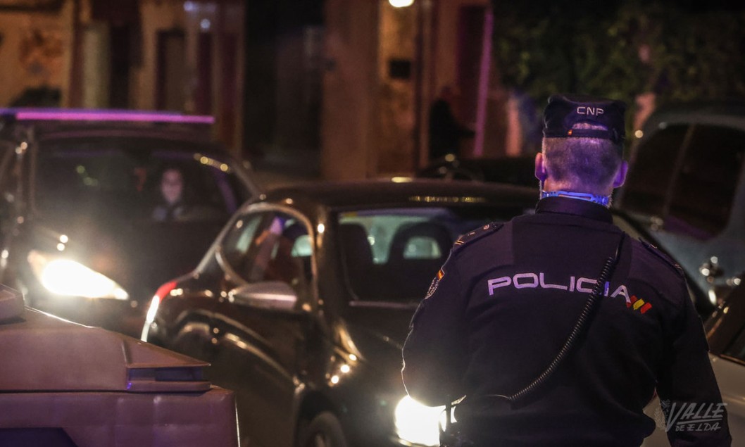 La Policía Nacional salva la vida de un hombre en las vías del tren La Policía Nacional salva la vida de un hombre en las vías del tren