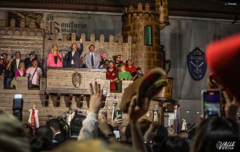 Miles de personas celebran con la Entrada de Bandas que Petrer est&aacute; en fiestas