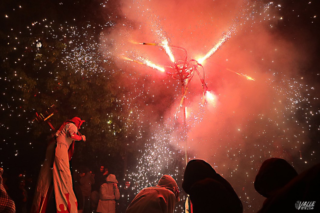 Elda vuelve a celebrar el 9 de Octubre con un espectacular correfoc