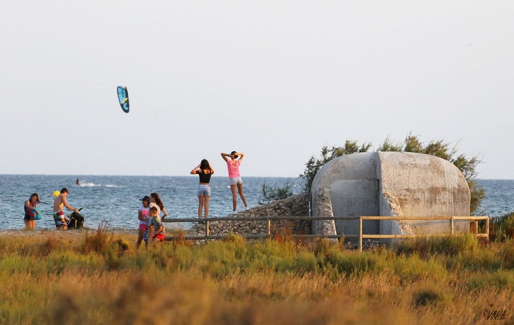 La Generalitat busca jóvenes con carnet para vigilar las playas por 1.400 euros al mes La Generalitat busca jóvenes con carnet para vigilar las playas por 1.400 euros al mes