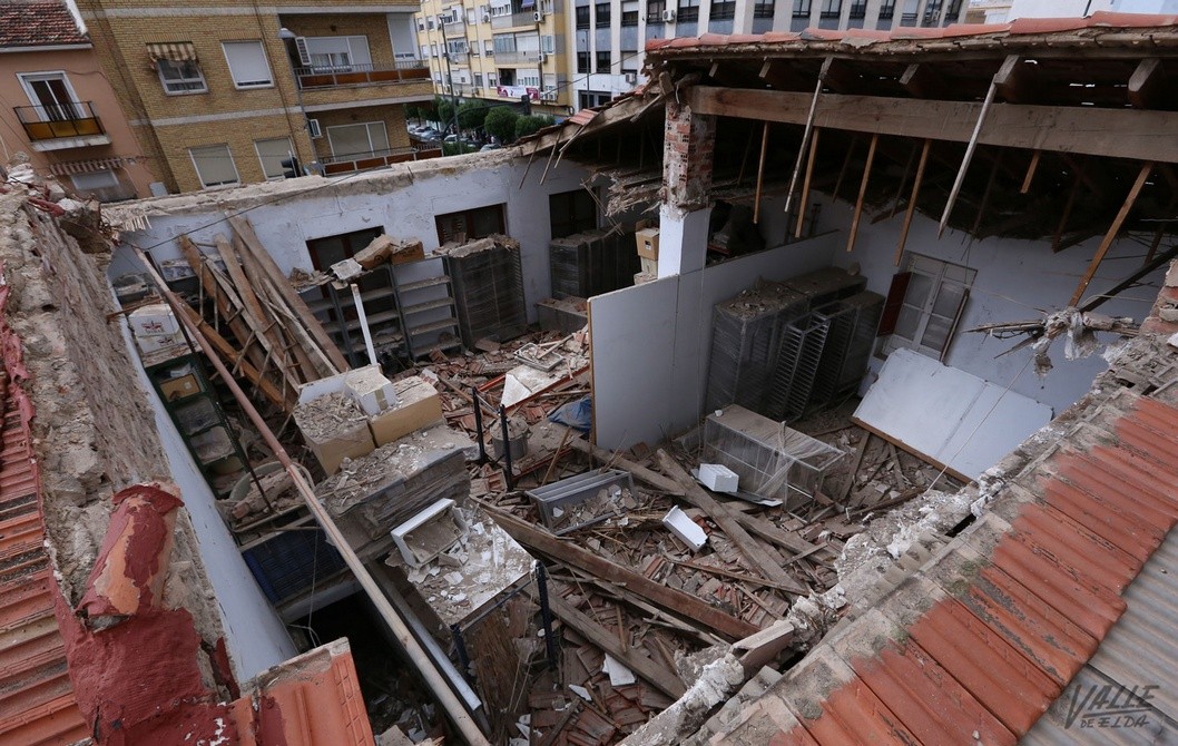 Una vivienda se derrumba en la avenida de Elda Una vivienda se derrumba en la avenida de Elda
