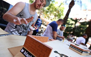 Llega a Elda el fingerboard, skate con los pies en los dedos