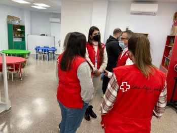 Cruz Roja Elda reinaugura su ludoteca como sala polivalente donde imparte un curso de peluquer&iacute;a
