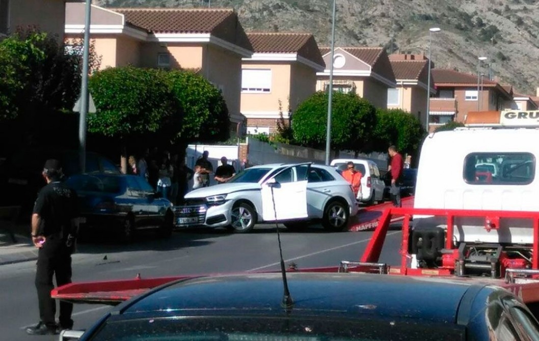 Aparatoso accidente en la calle La Mancha de Petrer Aparatoso accidente en la calle La Mancha de Petrer