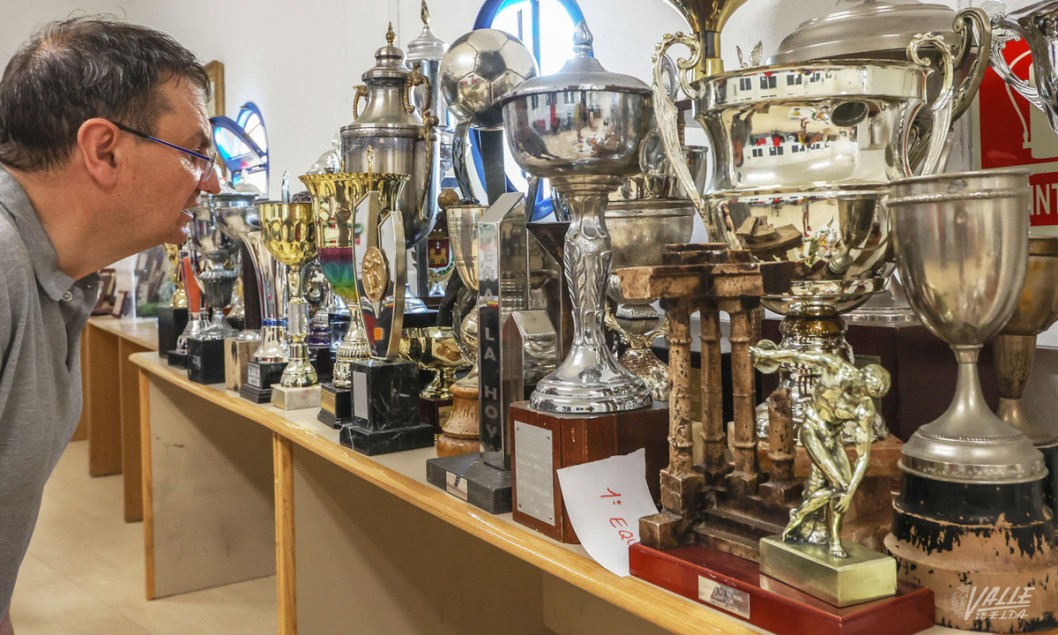 El Eldense cede sus trofeos al carecer de espacio para exponerlos El Eldense cede sus trofeos al carecer de espacio para exponerlos