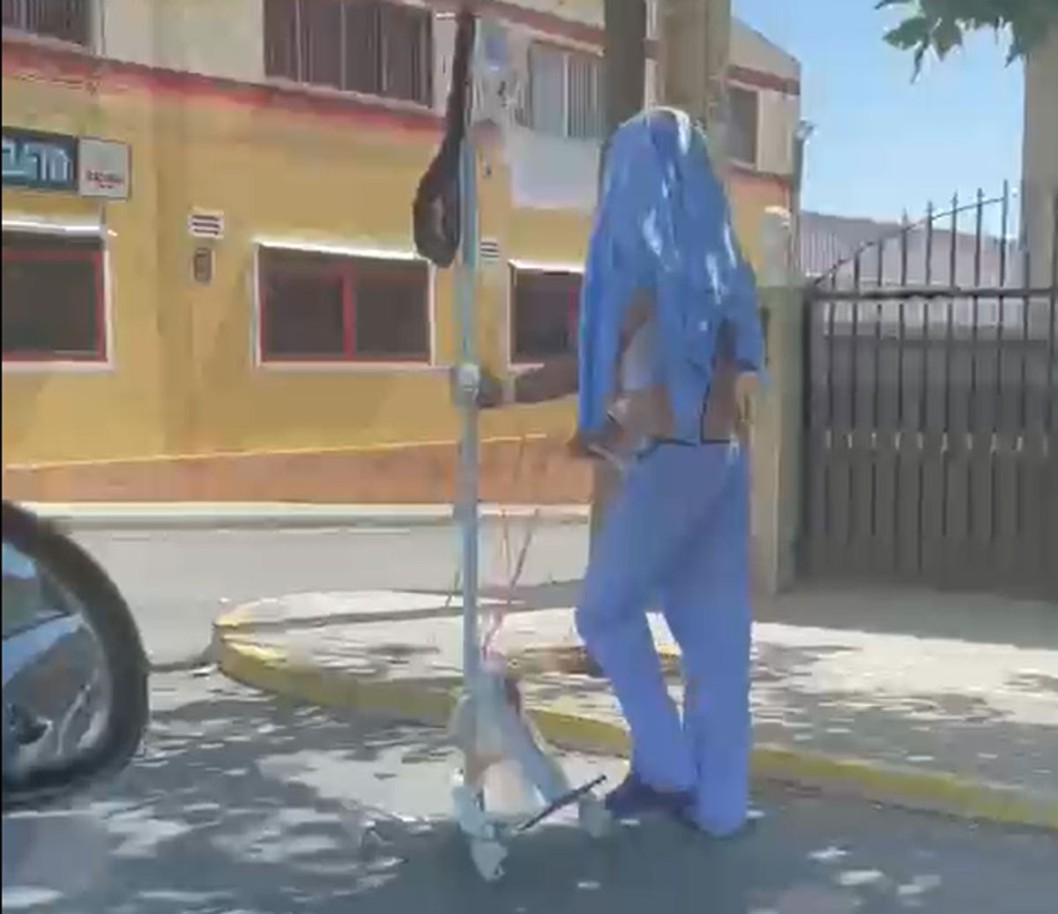 Un paciente se marcha del hospital con el gotero puesto y se hace viral Un paciente se marcha del hospital con el gotero puesto y se hace viral