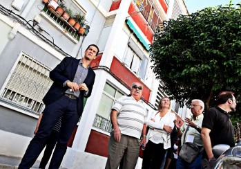 La consellera de Vivienda visita Elda y se interesa por el estado actual de Las Trescientas