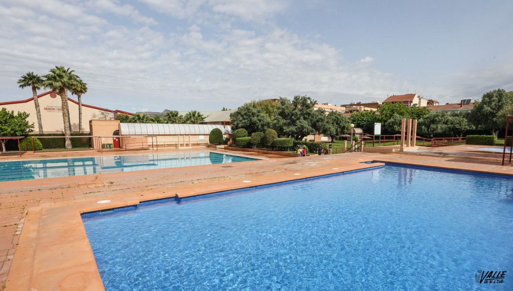 Las piscinas municipales de Elda y Petrer ayudan a sobrellevar el calor Las piscinas municipales de Elda y Petrer ayudan a sobrellevar el calor