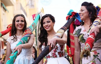 El atronador D&iacute;a de Banderas celebra la cercan&iacute;a de las fiestas de Moros y Cristianos en Petrer