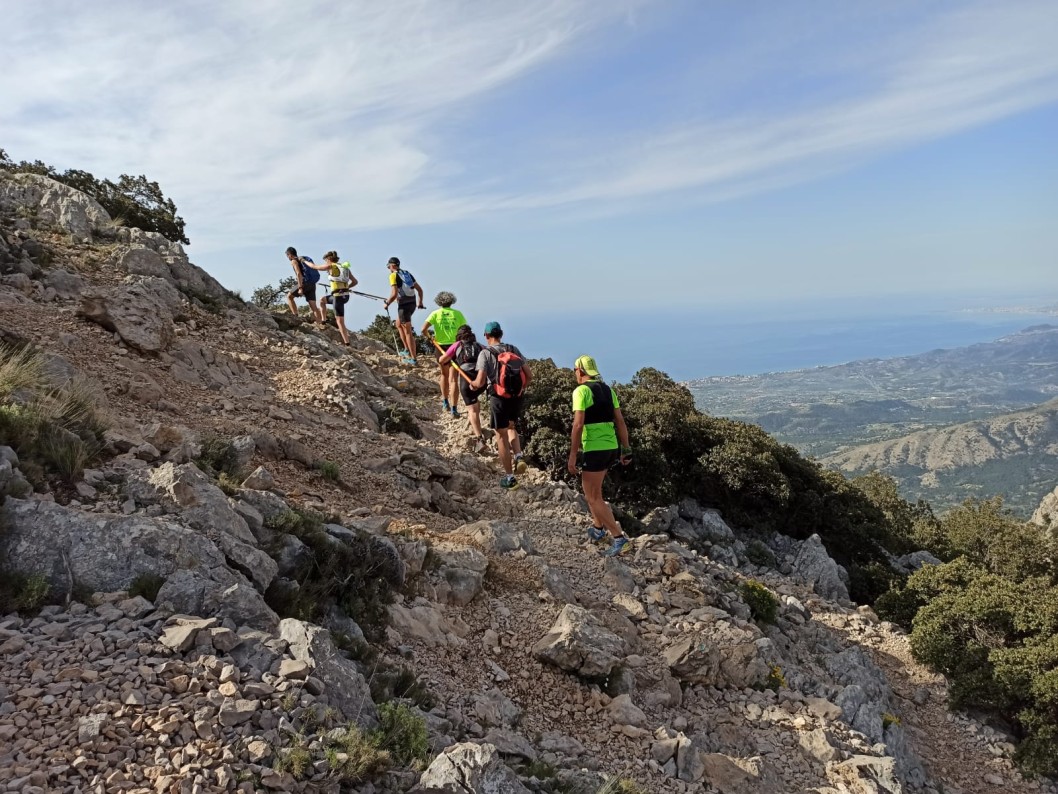 Dos personas invidentes hacen cumbre en el Puig Campana por primera vez con la ayuda de Zancadas sobre Ruedas Dos personas invidentes hacen cumbre en el Puig Campana por primera vez con la ayuda de Zancadas sobre Ruedas