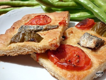 Coca de sardinas
