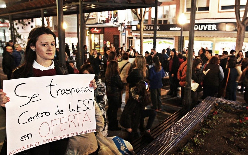Padres y alumnos del IES Valle de Elda se concentran en Sagasta contra el cierre de ESO y Bachiller en su centro Padres y alumnos del IES Valle de Elda se concentran en Sagasta contra el cierre de ESO y Bachiller en su centro
