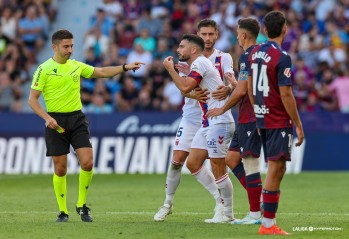 Un Eldense con nueve se queda sin sumar ante el Levante en un partido con pol&eacute;mica arbitral (3-1)