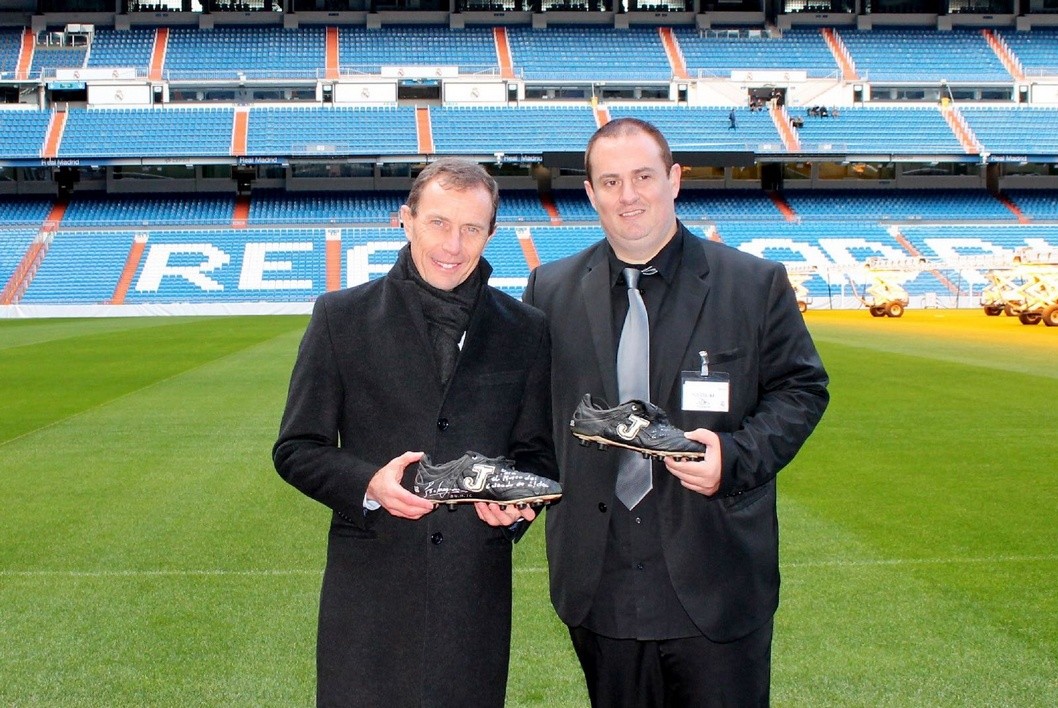Butragueño dona un par de botas de fútbol al Museo del Calzado gracias a la gestión de Vicente Muñoz Butragueño dona un par de botas de fútbol al Museo del Calzado gracias a la gestión de Vicente Muñoz