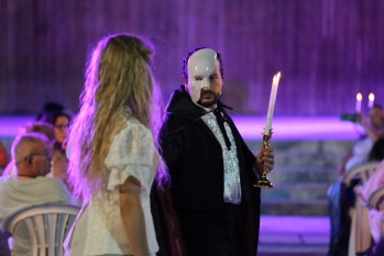 &ldquo;El fantasma de la &oacute;pera&rdquo; reuni&oacute; a cientos de personas en la Plaza Castelar