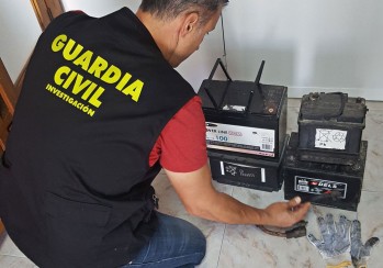La Guardia Civil detiene en Petrer a uno de los miembros de un grupo que sustra&iacute;a bater&iacute;as de camiones