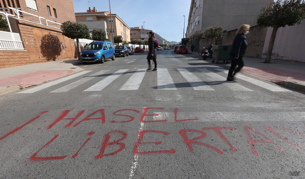 Aparecen pintadas a favor de la libertad de Pablo Hasel en Petrer Aparecen pintadas a favor de la libertad de Pablo Hasel en Petrer