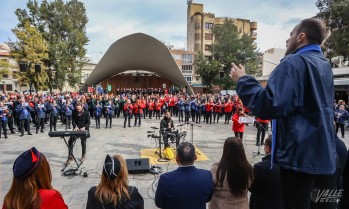 Las calles se llenan de mil colores con la Entrada de Collas