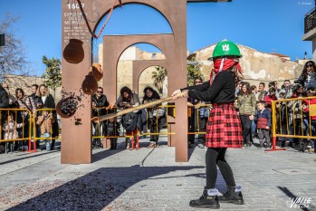 Cientos de eldenses toman el centro para celebrar las cuca&ntilde;as y el porrate por San Ant&oacute;n