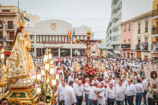 San Bonifacio, la Virgen del Remedio y San Bartolom&eacute; procesionaron junto al Sant&iacute;simo Cristo de Petrer