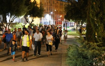 Un centenar de personas participan en la Ruta a pie por los parques de Elda