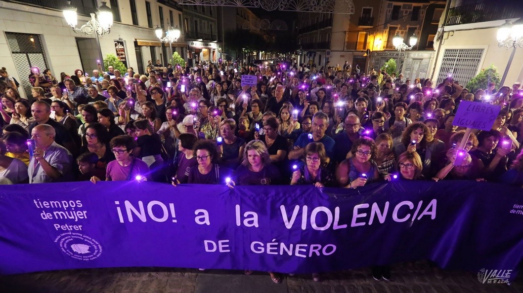 Elda se ilumina de violeta contra la oscuridad machista y "un verano de barbarie" Elda se ilumina de violeta contra la oscuridad machista y "un verano de barbarie"