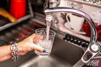 El pleno municipal aprueba por unanimidad la renovaci&oacute;n del servicio municipal de agua potable