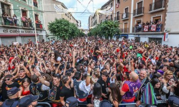 Explosi&oacute;n de alegr&iacute;a festera en la Entrada de Bandas