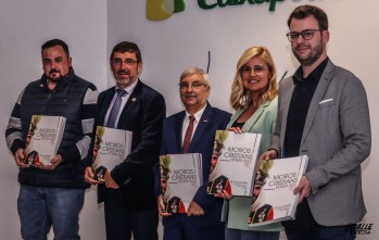 Jos&eacute; Blanes presenta la revista de Fiestas de Moros y Cristianos de Petrer que incluye desde 2020 a 2022