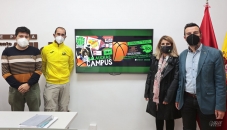 Un campus de verano de baloncesto con Joe Arlauckas en Elda
