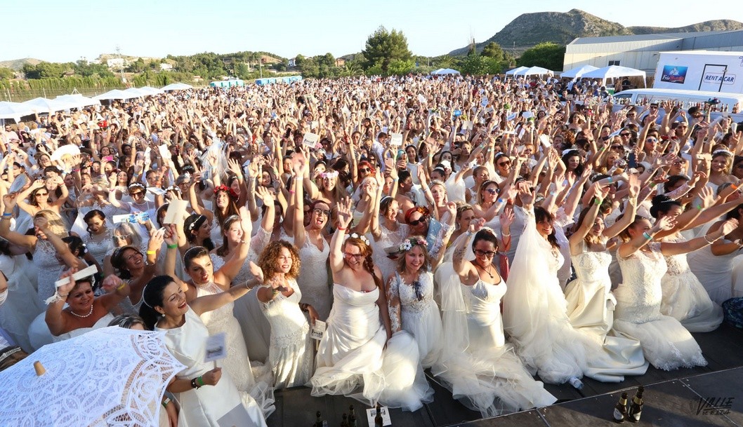 Petrer bate el récord Guinness de mujeres vestidas de novia Petrer bate el récord Guinness de mujeres vestidas de novia