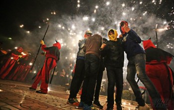 El fuego y la pólvora despiden las Fiestas Patronales de Petrer con un espectacular Correfoc