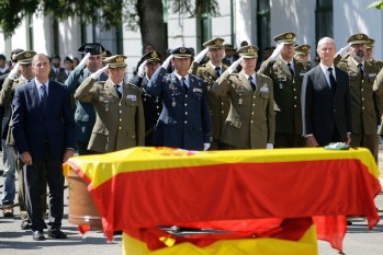 El ministro de Defensa condecora con la Cruz al m&eacute;rito militar al joven eldense fallecido en Jaca