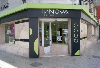 Innova &Oacute;pticos realiza un examen basado en el conocimiento optom&eacute;trico con aparatos de &uacute;ltima generaci&oacute;n