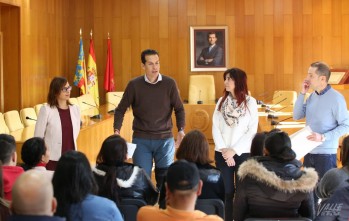 El Ayuntamiento de Elda entrega los certificados de la 8&ordf; Escuela de Acogida